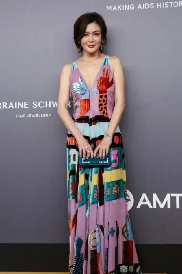 关之琳一身少女装扮走机场，却被无美颜的脸出