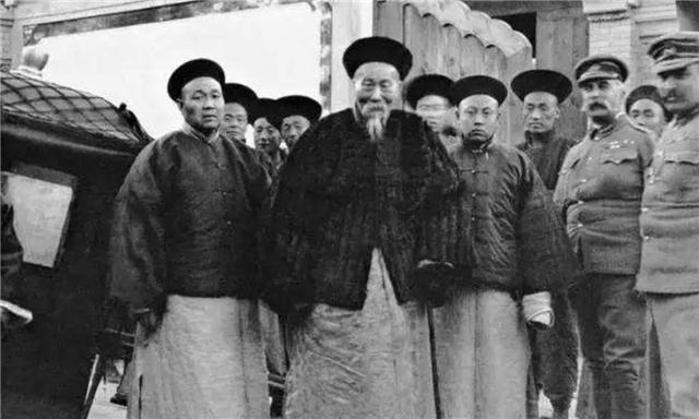 李鸿章担任过的最高职务，放在今天相当于什么官职？