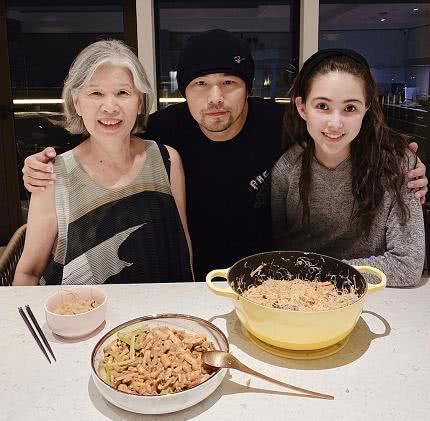 周杰伦昆凌母亲节为周妈妈亲自下厨，孝心满满，三人同框画面温馨