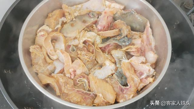 60岁老厨师教的鱼丸做法，不剁馅不绞肉，Q弹爽口，在家一样能做