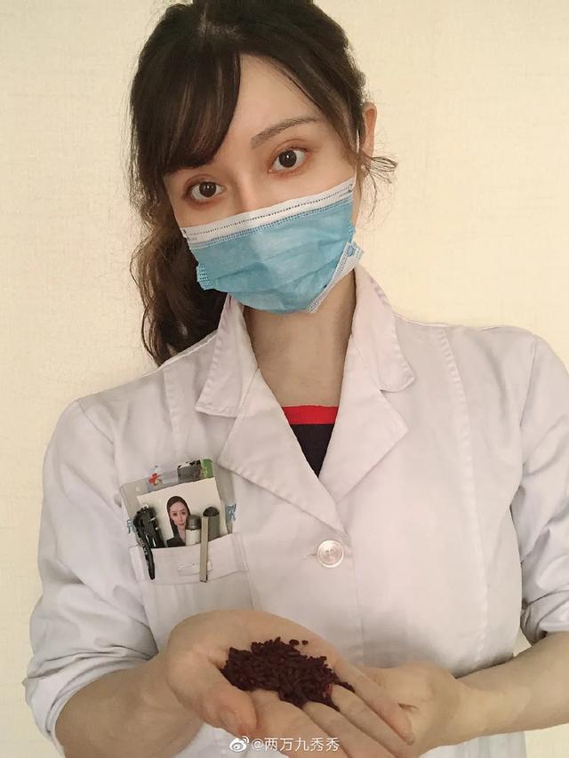 31歲美女醫生懷孕6月秀腹肌，網友：我還不如一個孕婦