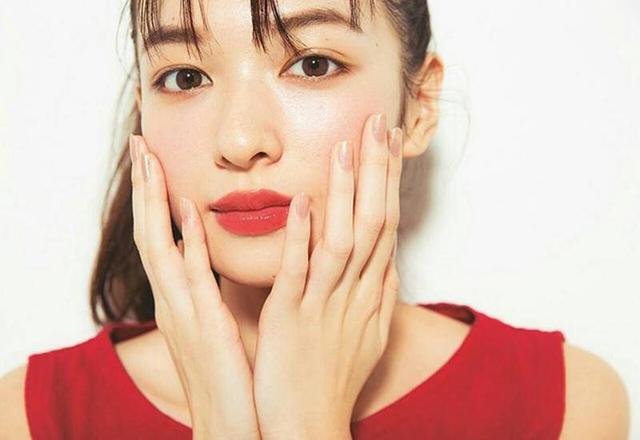 不再羡慕氧气女生的“滤镜肌”，教你get水润通透的光感肌