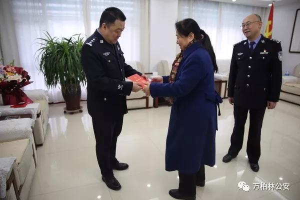 市局党委委员副局长分局党委书记局长高乃勇同志看望慰问分局公安英烈