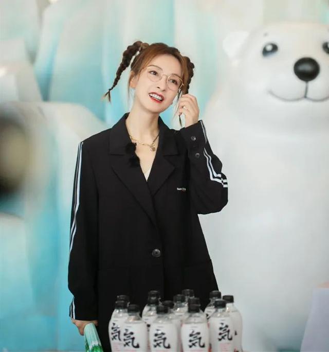吴昕现在还有90斤吗？拍暗黑风杂志照，骨感肩颈线条太抢眼了
