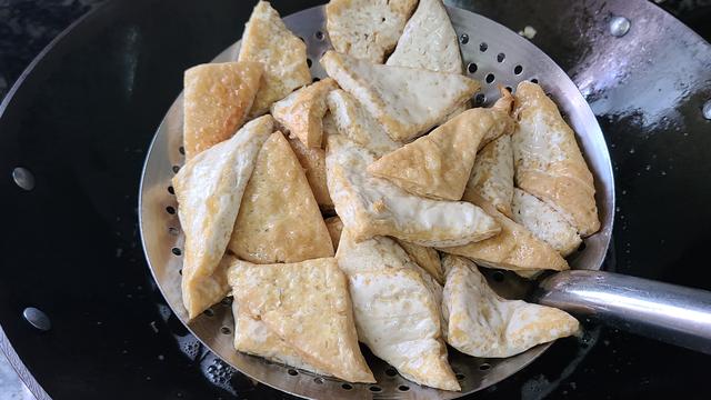 香菇烧豆腐，好吃又下饭的一道家常菜，做法跟材料很简单