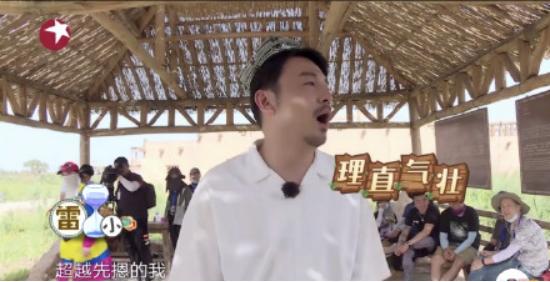 杨超越|郭京飞像极了杨超越的老父亲 自己被欺负也不忘护“女”的行为有点甜！