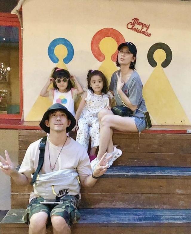 修杰楷父亲节与仨女儿合照，咘咘波妞骑他肩膀撒娇，梧桐妹秒赞