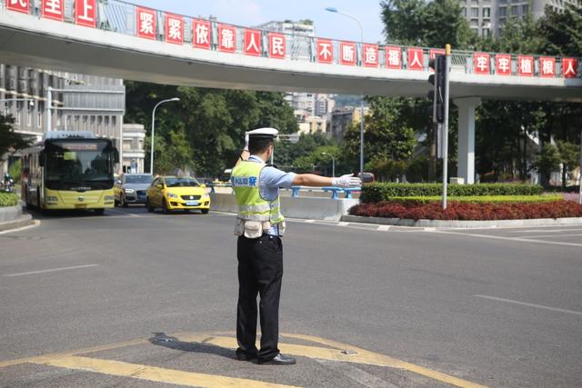 重庆|烈日下热心市民为一线执勤民警送上感动