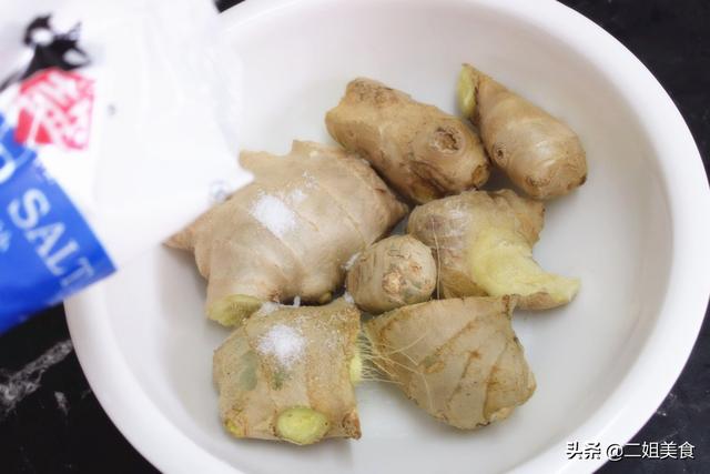 炒菜时，先放姜还是后放姜？大厨教您一招，做啥菜都好吃