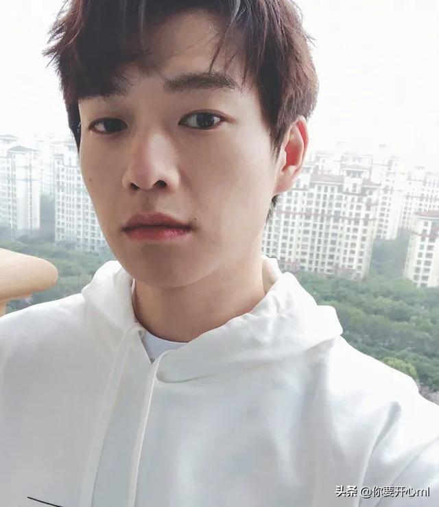 杨幂结束和李佳琦直播，便进入魏大勋的拍戏房