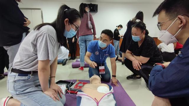 标准动作该这样！萧山区第一人民医院开展全民“心肺复苏”急救技能培