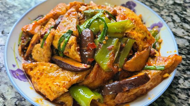 香菇烧豆腐，好吃又下饭的一道家常菜，做法跟材料很简单