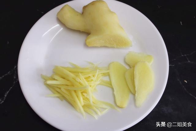 炒菜时，先放姜还是后放姜？大厨教您一招，做啥菜都好吃