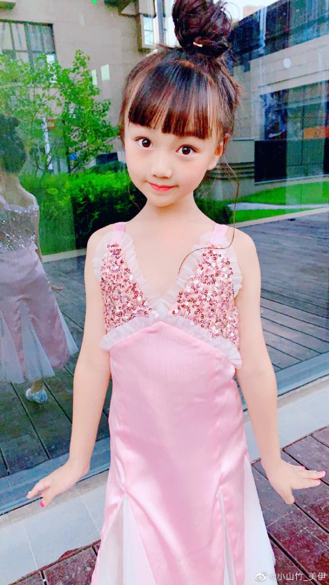 邓伦女儿小山竹近照，变瘦高小美女，与妹妹穿公主裙拍照似双胞胎