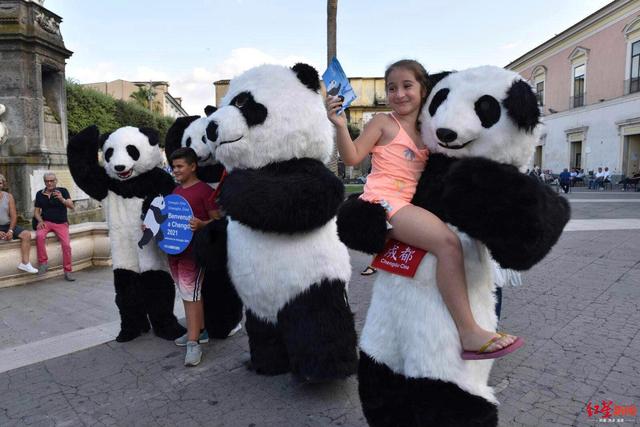 熊猫故乡的邀请丨“熊猫宝宝”那不勒斯街头跳起摇摆舞 引当地市民驻足围观