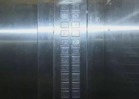 贵州一小区电梯失灵，女子抱娃直坠28层楼，厂商：正常现象
