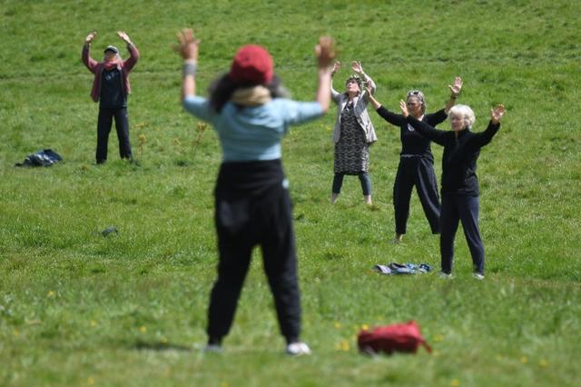 英国“解封”后：警察护送黑雁一家过马路、民众外出练太极拳