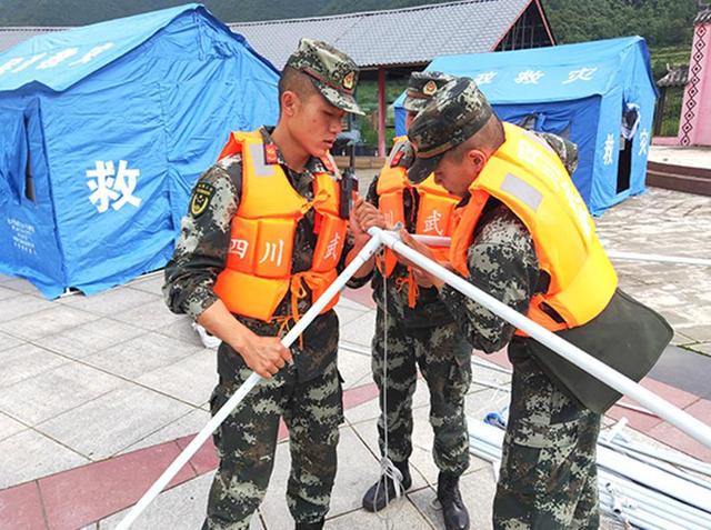 四川冕宁：强降雨引发山洪 武警官兵协助安置受灾群众