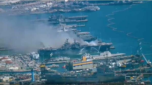 美军两栖攻击舰母港爆炸后着火 火势或持续几天