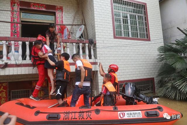 全线告急！多图直击鄱阳湖东西两岸决口抢险