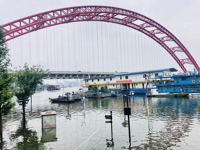直击武汉防汛：部分区域水位持续下降，沿江全线戒备