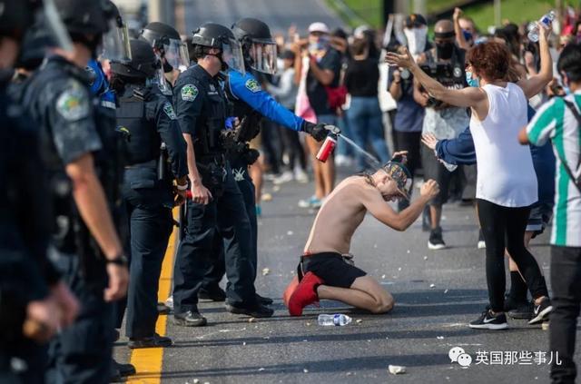 种族和职业成了原罪，一言不合就开杀？美国人好像真的疯魔了…
