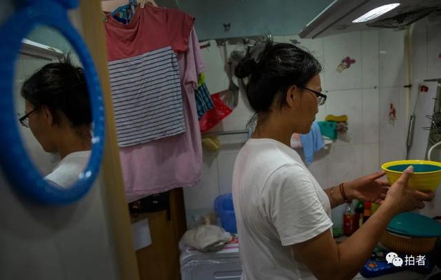 劏房里的内地妈妈和她的香港儿子