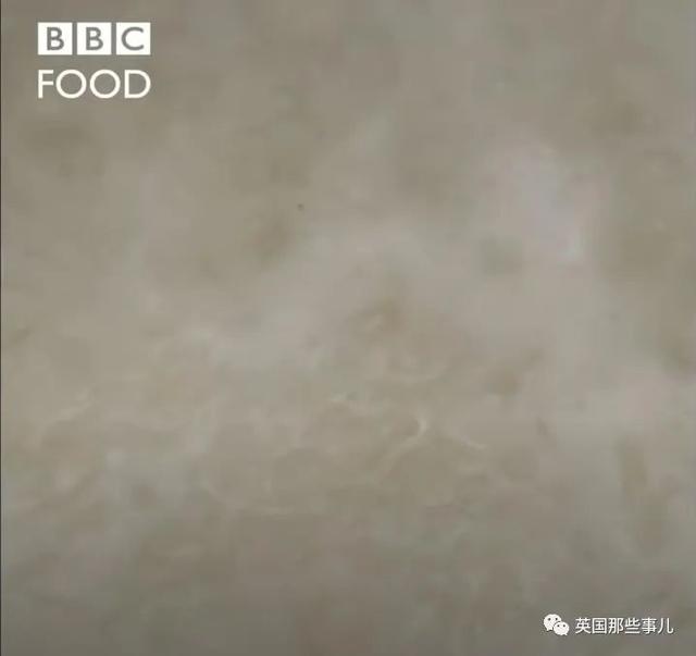 英国人教做蛋炒饭：米饭煮成汤，滤干后过冷水？这能好吃？