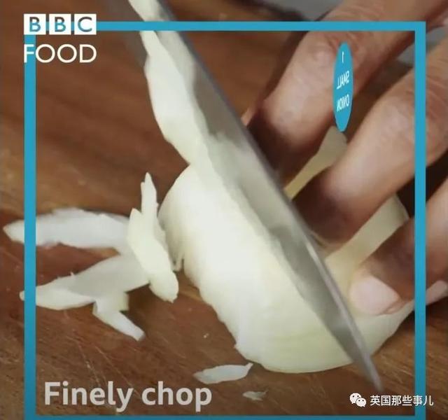 英国人教做蛋炒饭：米饭煮成汤，滤干后过冷水？这能好吃？