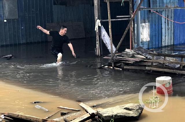 洪水过境 | 菜园坝竹木市场进水 朝天门码头二平台被淹