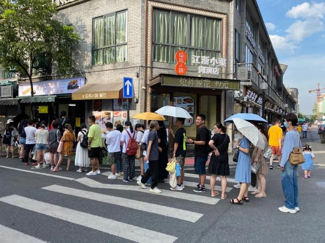 隔几天换个品种大排长队！麻糍油条、口袋捞面、mini糖葫芦…这些杭城“网红”的火爆周期究竟有多长？