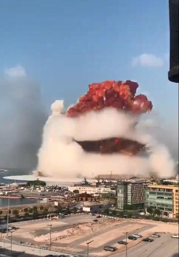 黎巴嫩首都发生爆炸巨大蘑菇云腾空震动海面 国际 蛋蛋赞
