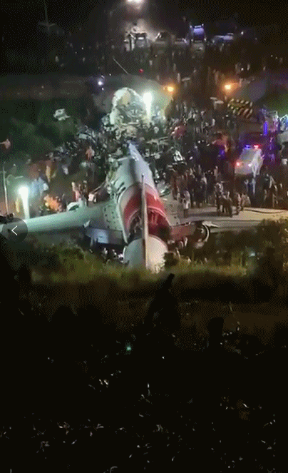 印度航空一架波音客机降落时冲出跑道 已致17人遇难