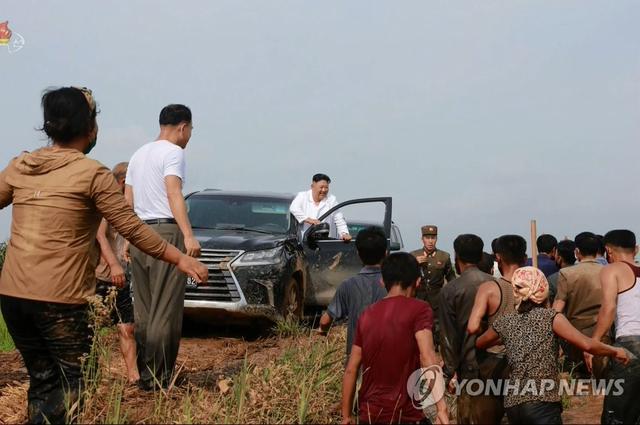 金正恩自驾SUV视察灾区塑爱民形象，朝鲜面临洪涝、疫情、制裁三重挑战