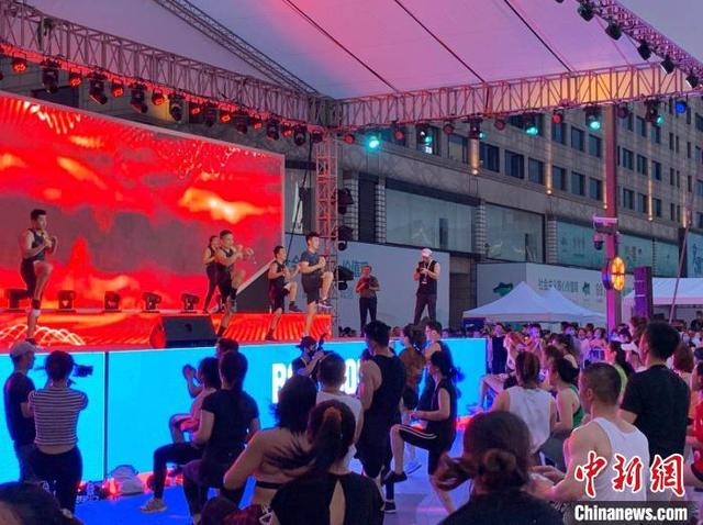 中国新闻网 全民健身日：“夜健身”成“风尚”