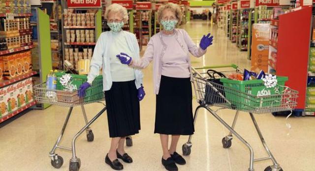 童心未泯 英国封城解除后96岁双胞胎直奔最爱的超市