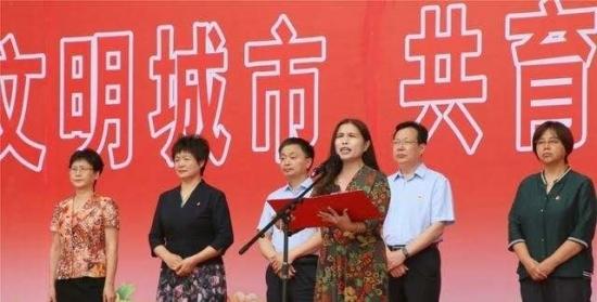 濮阳市实验小学展演 引来市民围观