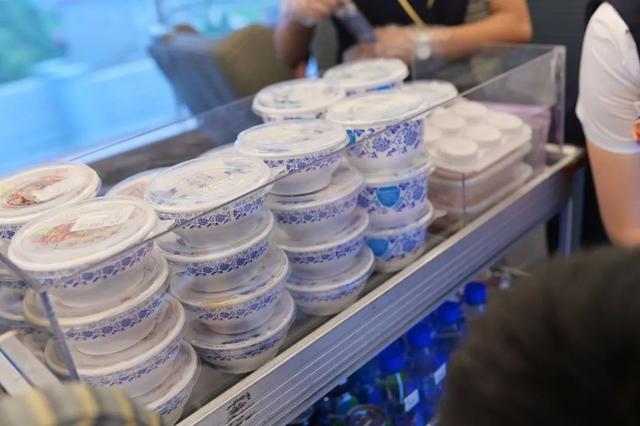 盒饭变成10元小碗菜，高铁餐食创新“出锅” 消费与科技 第1张