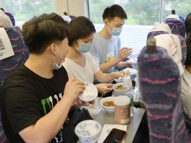 盒饭变成10元小碗菜，高铁餐食创新“出锅” 消费与科技 第2张