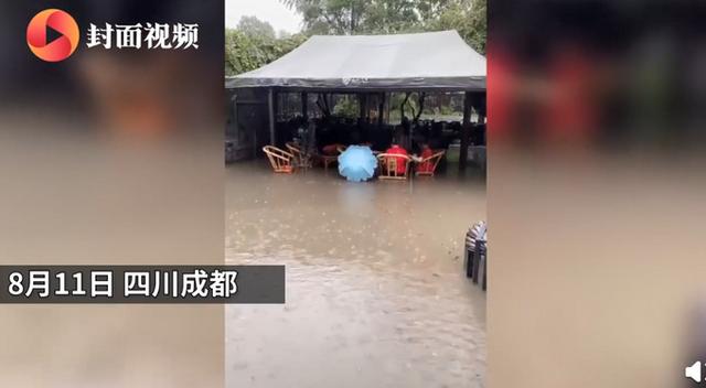 “成都大妈洪水中打麻将”的视频火了，网友：这样做太危险