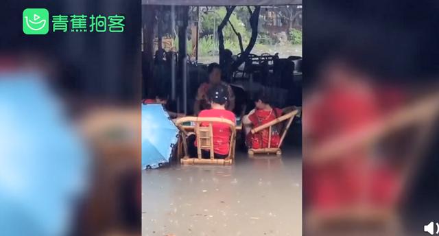 “成都大妈洪水中打麻将”的视频火了，网友：这样做太危险