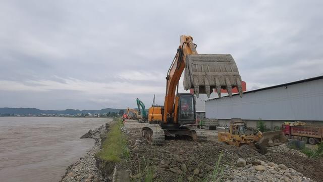现场直击 三台县一处堤坝遭遇险情 紧急转移5000余名群众