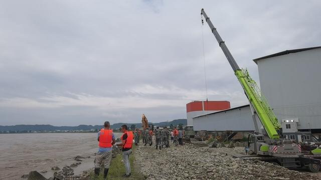 现场直击 三台县一处堤坝遭遇险情 紧急转移5000余名群众