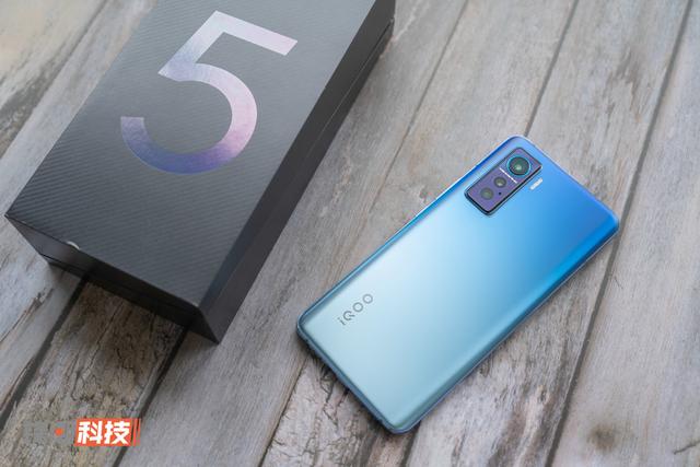 iQOO 5 图赏：轻薄也能有肌肉，高性能不失实用