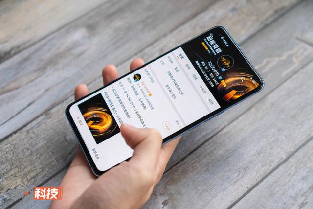 iQOO 5 图赏：轻薄也能有肌肉，高性能不失实用