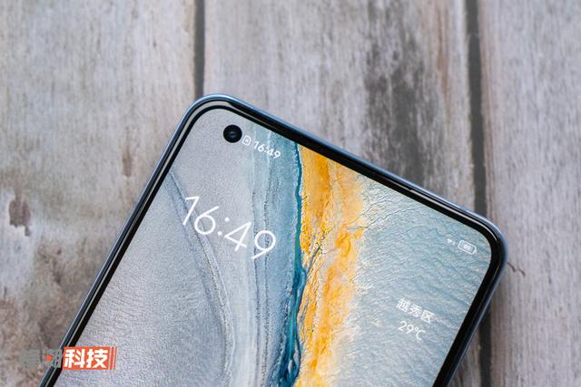 iQOO 5 图赏：轻薄也能有肌肉，高性能不失实用