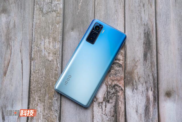 iQOO 5 图赏：轻薄也能有肌肉，高性能不失实用