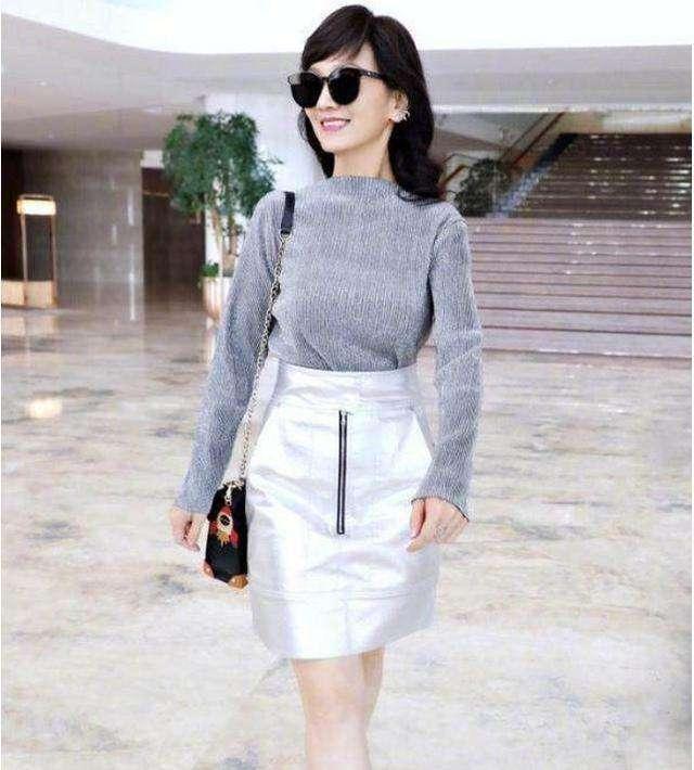 女生怎样穿好看？年过半百赵雅芝美若少女，照着穿优雅又显气质