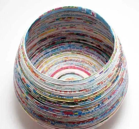 把旧报纸或广告纸卷成纸棍就能当成藤条一样编织成各种收纳篮了,如果