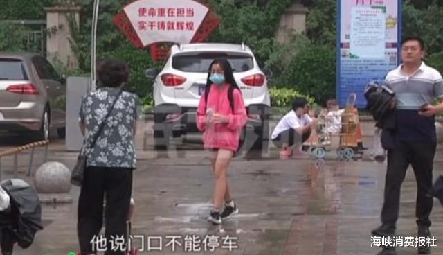 “为什么就罚我？”男子小区门口停车被罚50, 物